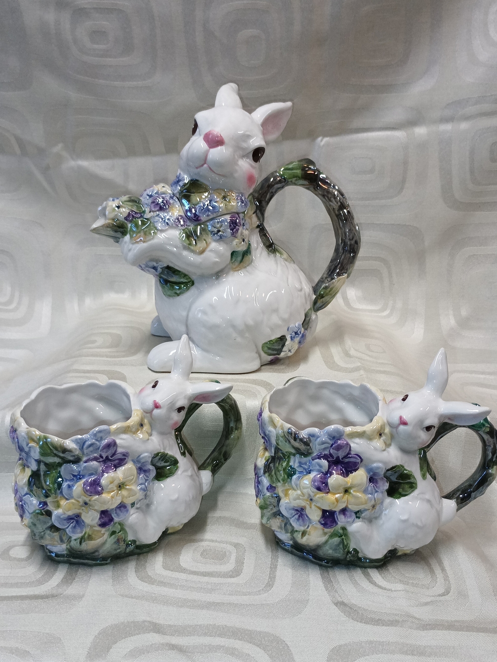 Enesco Vintage Sculpted Bunny Teapot With 2 Mathching Mugs